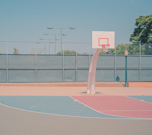 Vintage basketbalové hřiště v Kalifornii hraje pastelovými barvami