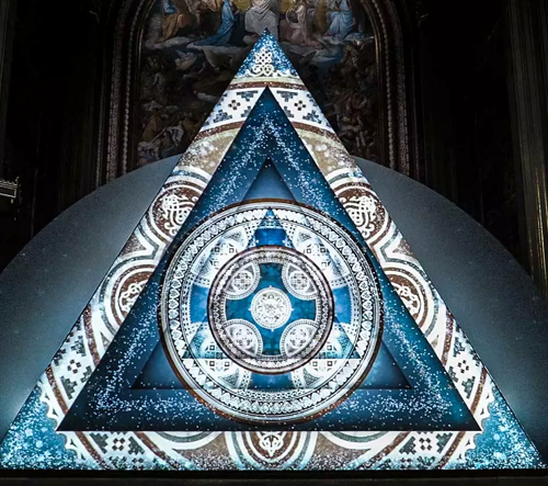 Philipp Frank vytvořil v mnichovském kostele video instalaci Trinity