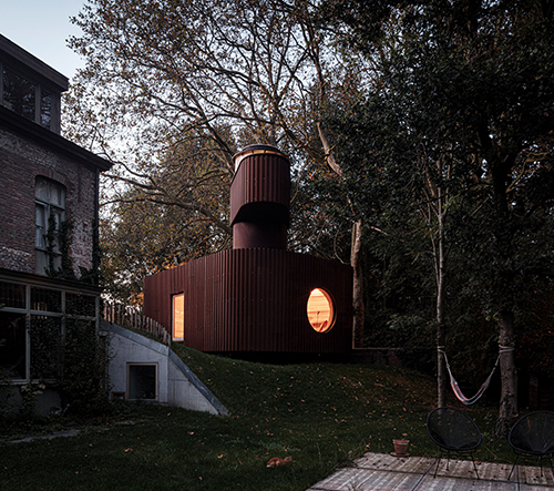 Atelier Vens Vanbelle navrhlo v Belgii kovový domek s vyhlídkovou věžičkou