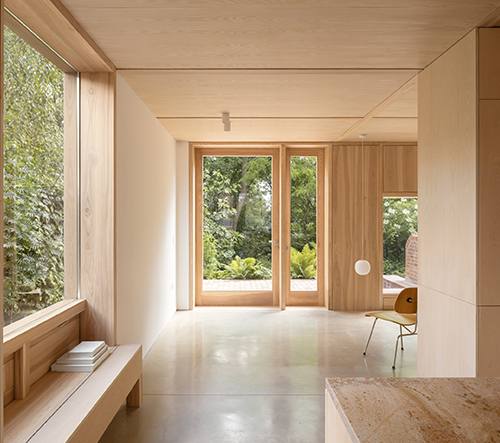 Studio O'Sullivan Skoufoglou Architects navrhlo v Londýně útulný dům plný dřeva