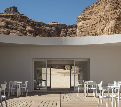 KWY.studio navrhlo v arabské poušti minimalistické návštěvnické centrum
