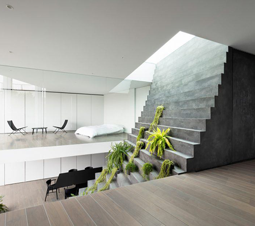 Studio Nendo navrhlo v Tokiu dům rozdělen výrazným centrovaným betonovým schodištěm