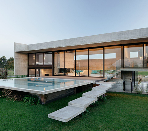 Luciano Kruk navrhl v Argentině monolitickou vilu Escobar House