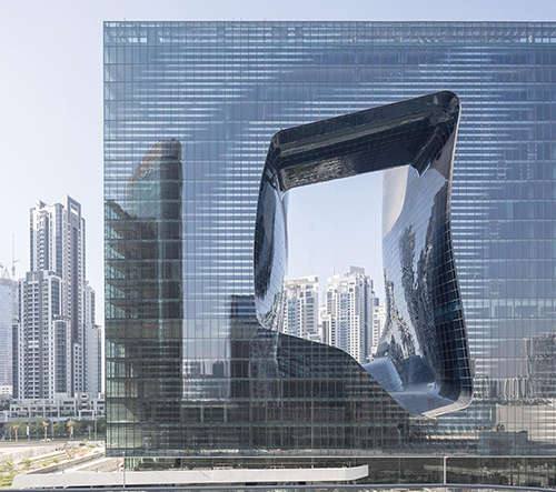 V Dubaji otevřeli proděravělý hotel Opus navržený včetně interiéru Zahou Hadid
